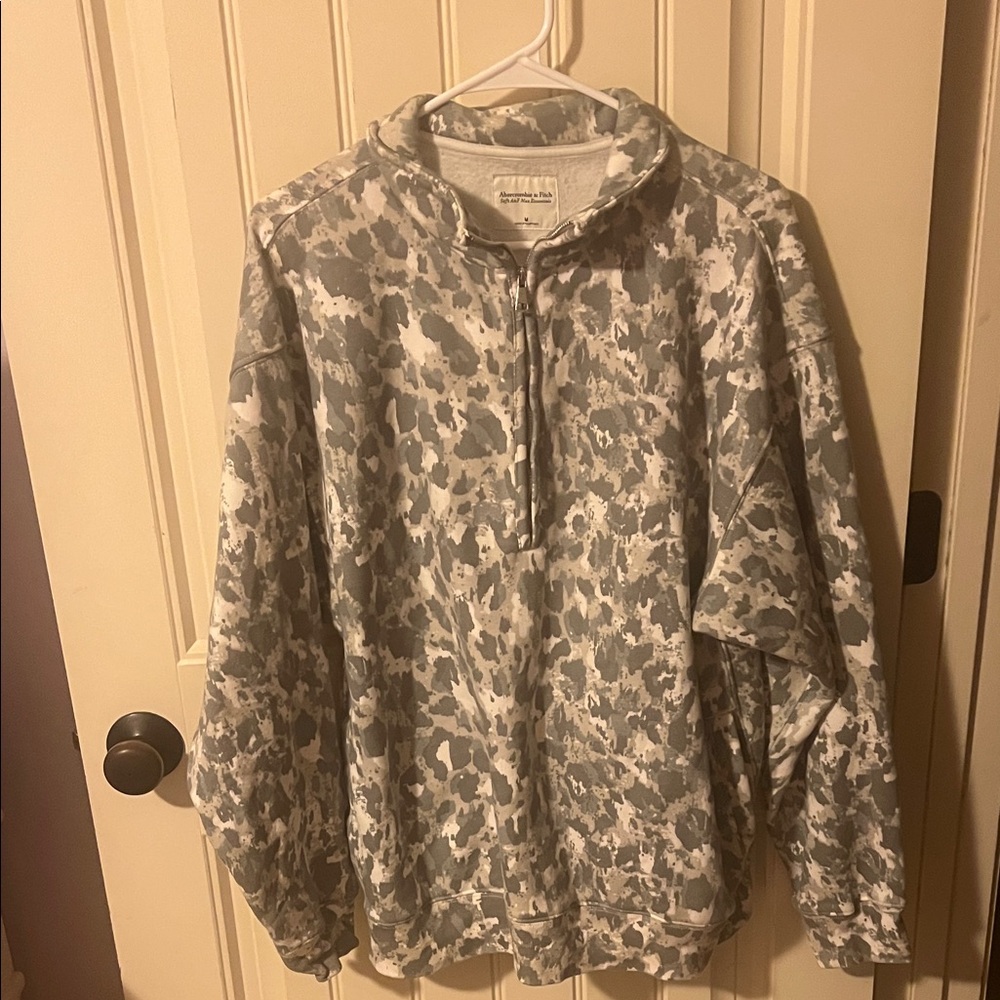 Abercrombie & Fitch Gray Camouflage Sweatshirt